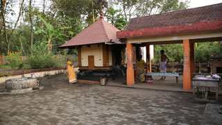 Kodumon Chilanthiyambalam